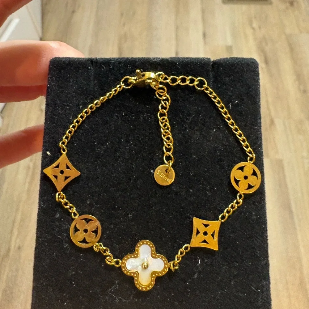 Elegant Gold Bracelet with White Accents - Picture 3 of 3